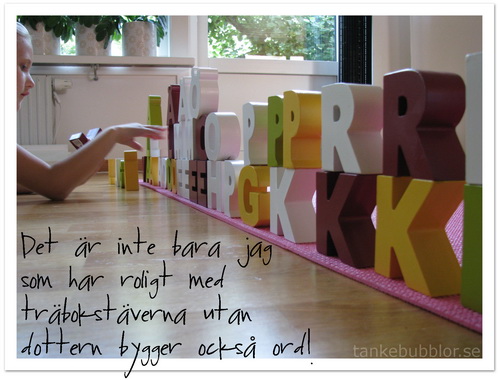 bygga nya ord med träbokstäverna